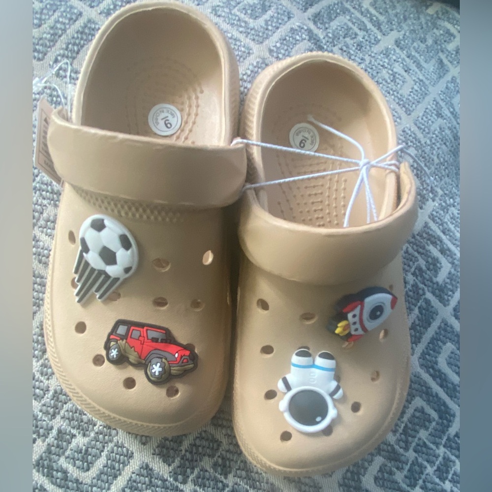 Kids waterproof shoes unisex size 9 color cream
